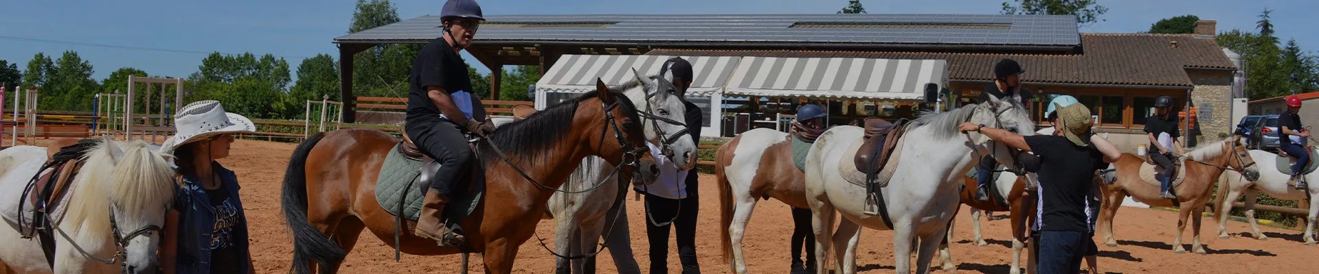 cavaliers à cheval lors d'une rencontre à Lathus