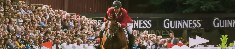 Cavalier qui saute un obstacle en concours