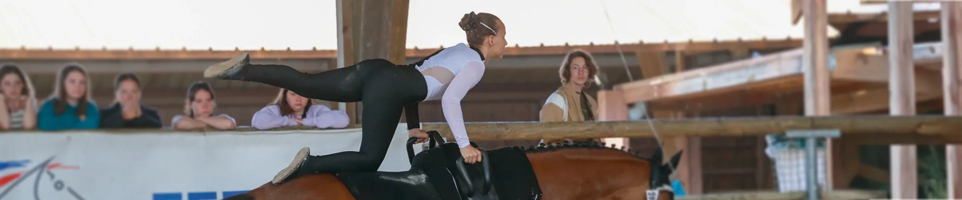 Cavalière en compétition voltige