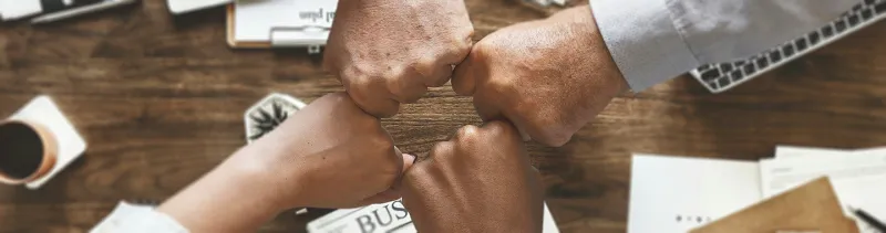 Mains poings fermés centrées les unes vers les autres, des partenaires