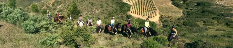 Cavaliers en randonnée équestre en Occitanie