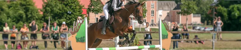 Cavalière de cso à l'obstacles 