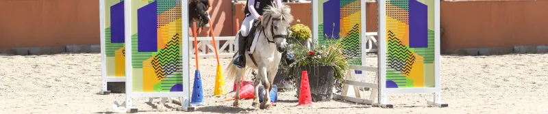 Jeune cavalière en concours Equifun