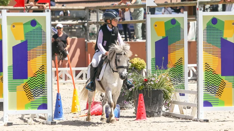 Jeune cavalière en concours Equifun