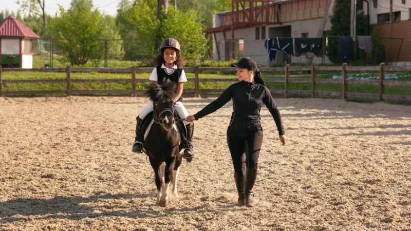 Monitrice donnant son cours d'équitation