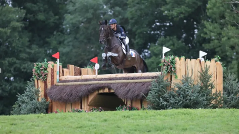 Cavalier à l'obstacle en concours cross